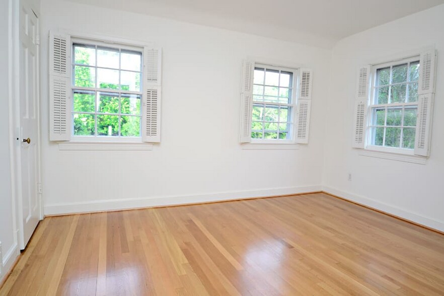 Building Photo - 1600 Foxhall Rd NW