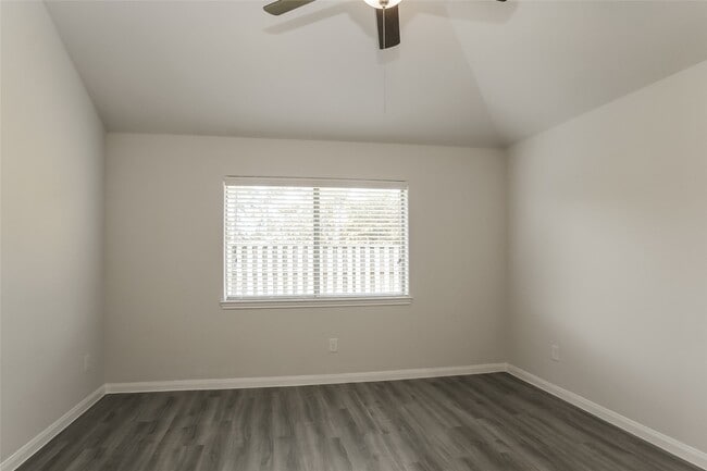 Building Photo - 13401 Raintree Dr