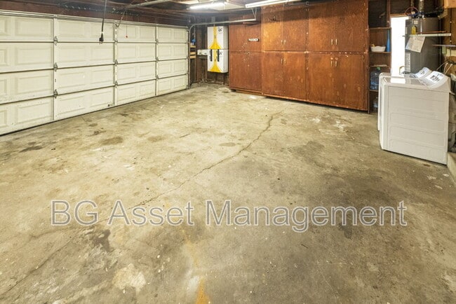 Building Photo - 2901 Doidge Ave