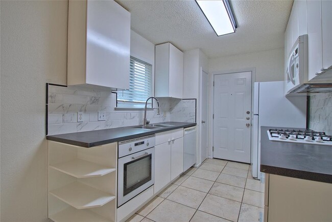 Building Photo - 12100 Lavinia Ln
