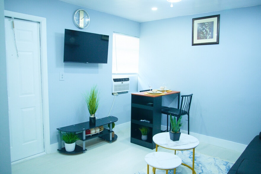 Building Photo - 414 N 60th Way