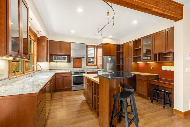 Building Photo - Charming Ravenna home with 5 bedrooms, 4 b...