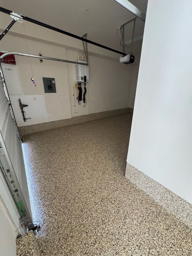 Building Photo - Camarillo - Newer 4 bedroom, 3.5 home