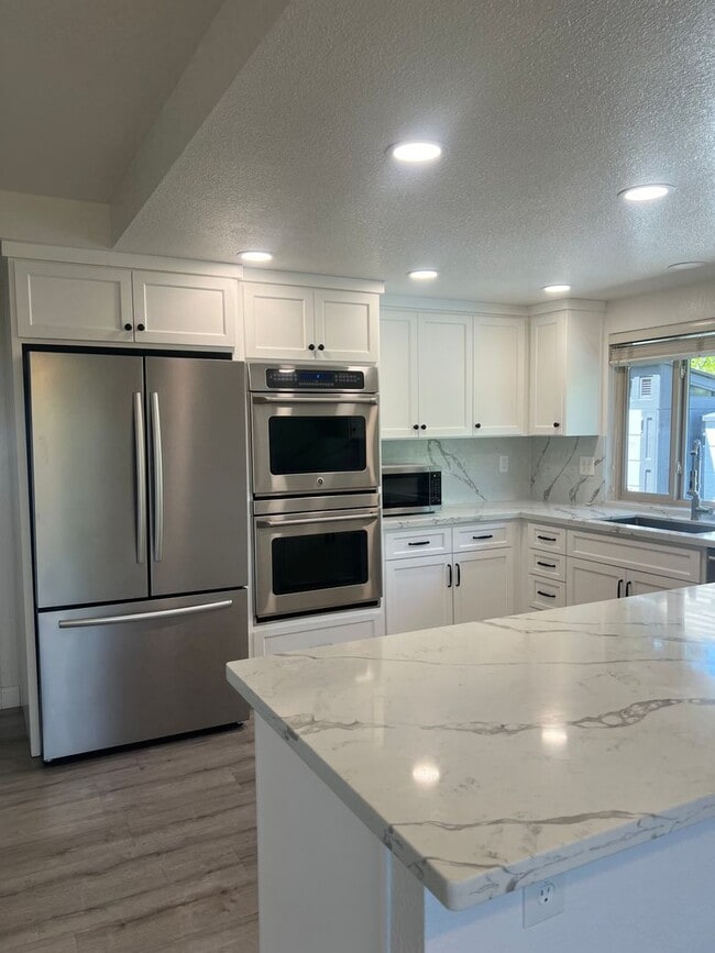 Building Photo - 142 Hillview Dr