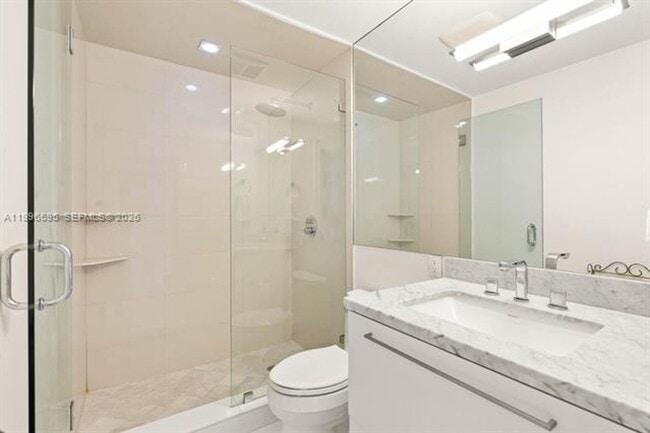 Building Photo - 1000 Venetian Way