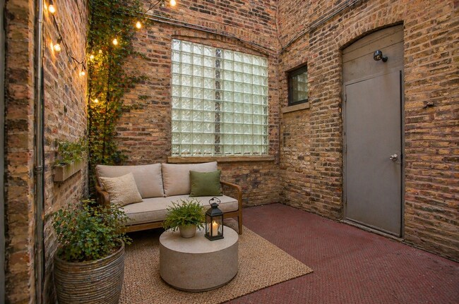 Building Photo - HUGE 1 Bedroom Apartment in Wicker Park