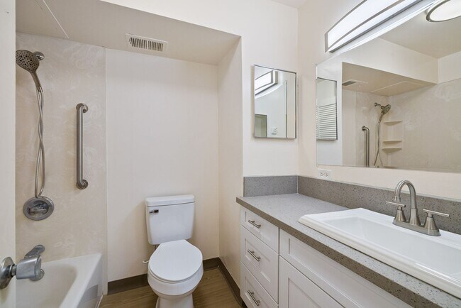 Building Photo - Close to UH- 2 bed/ 1 bath/ 1 parking