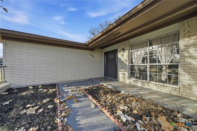 Building Photo - 610 Creek St