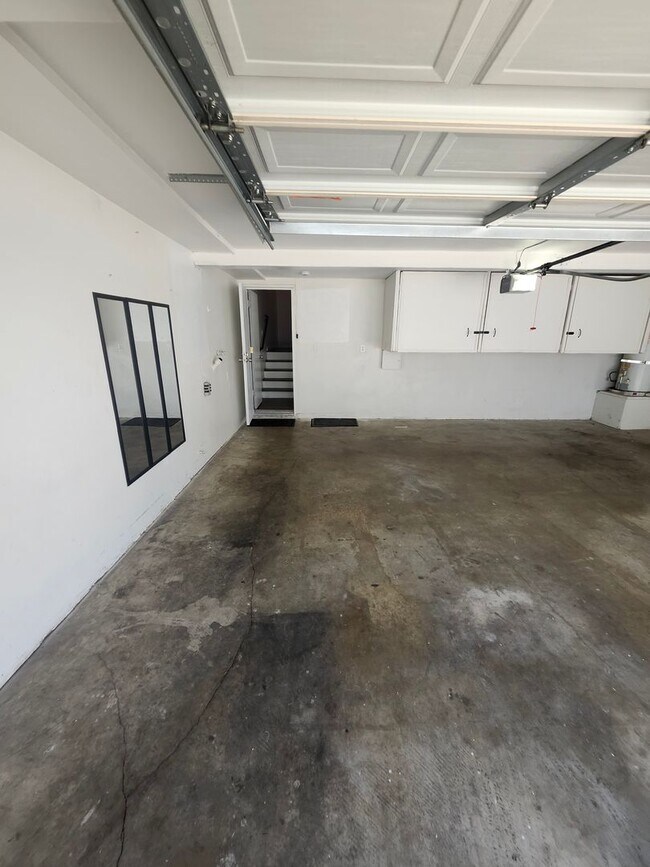 Building Photo - 1441 W Village Ln