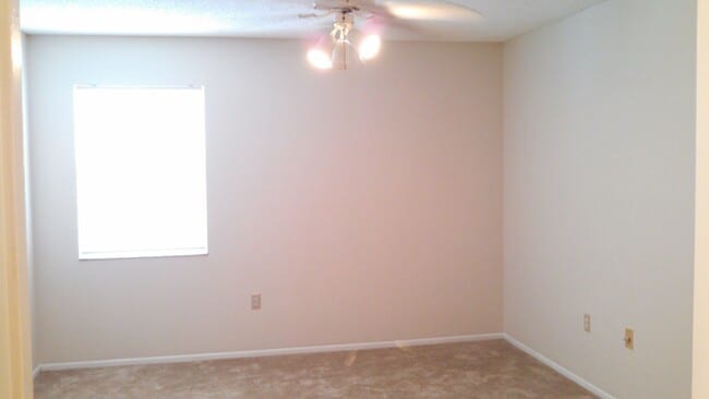 Building Photo - Charming 2 Bedroom 2 Bath Condo (Mirror Lake Condominiums)