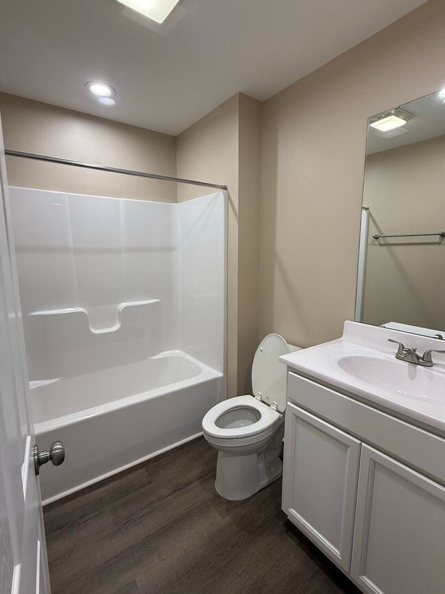 Building Photo - 2 Bedroom, 2 bath duplex.