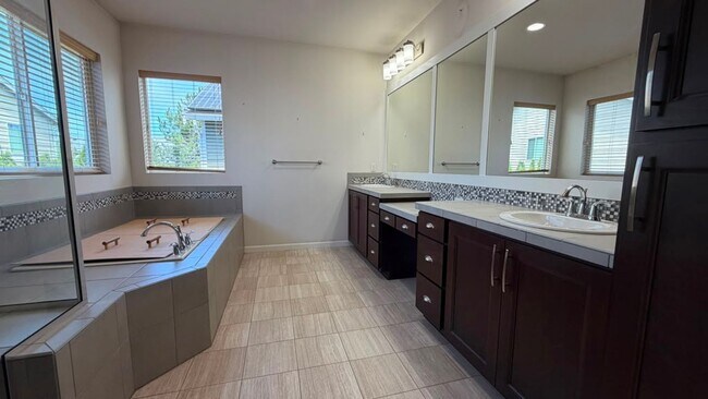 Building Photo - Spacious 4-Bed Home with Loft & Covered Patio in North Creek