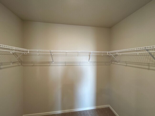 Building Photo - 3 Bedroom / 2.5 Bathroom Townhouse in NW R...