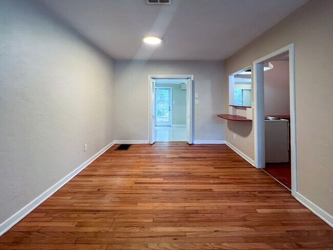 Building Photo - 2/2 House Walking Distance to Campus - Available Fall 2026!