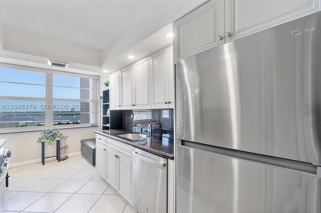 Building Photo - 18031 Biscayne Blvd