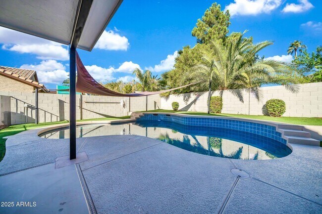 Building Photo - 5044 E Paradise Ln