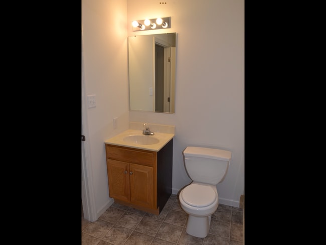 Building Photo - Beautiful townhome in Exeter Schools