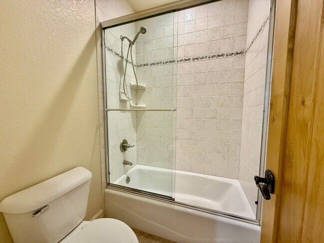 Building Photo - Gorgeous 4 Bedroom Home located in Gated Broadmoor Community