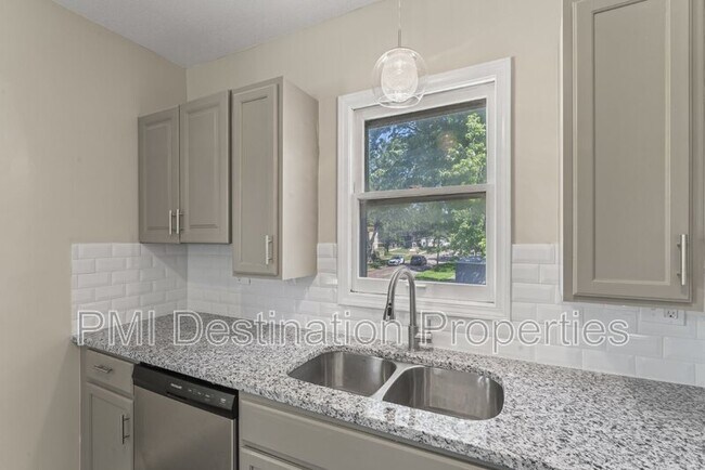 Building Photo - 719 5th St