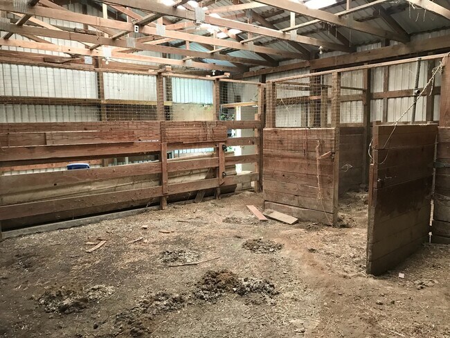 Building Photo - Beautiful Hobby Farm on 10 Acres!