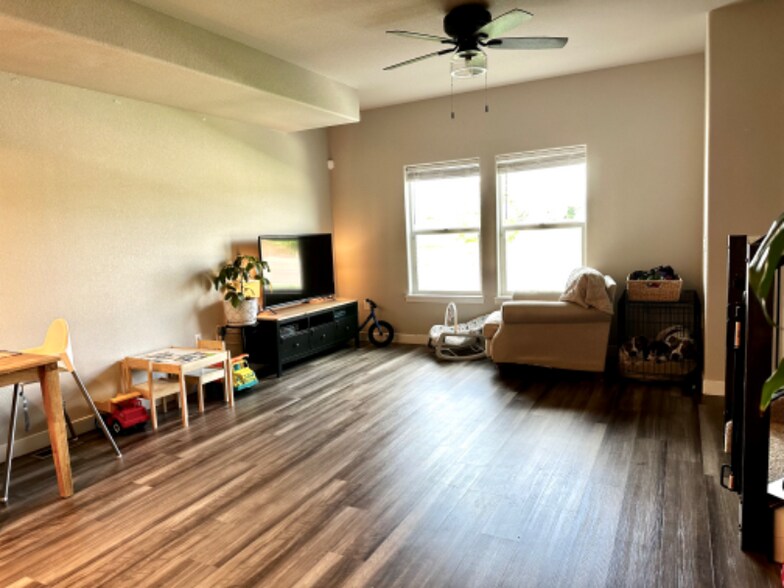 Building Photo - 6555 Carriage Meadows Dr