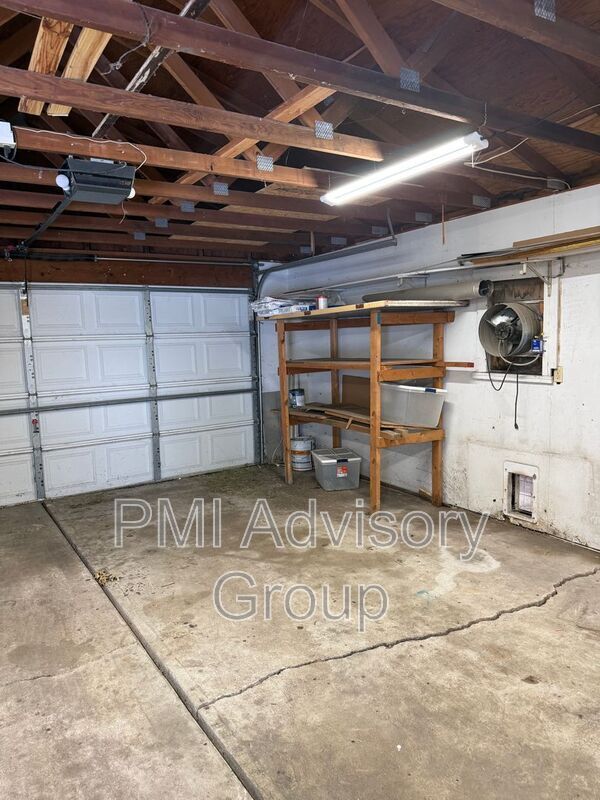 Building Photo - 829 SW Cambridge Ave