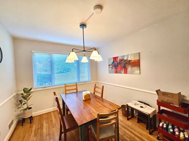 Building Photo - Lovely 4 BR/2 BA Single-Family Home in Sil...