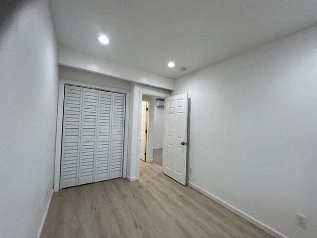 Building Photo - One-bedroom, one-bathroom apartment locate...