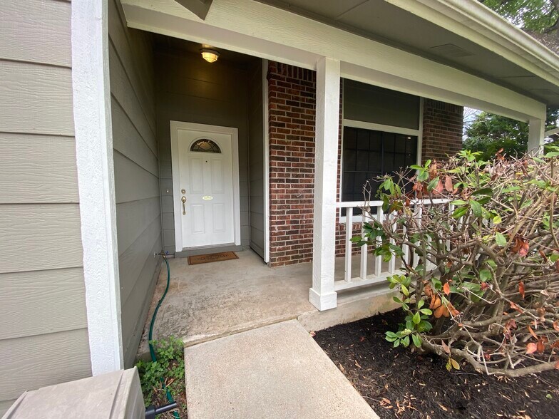 Entry - 9802 Briar Ridge Dr