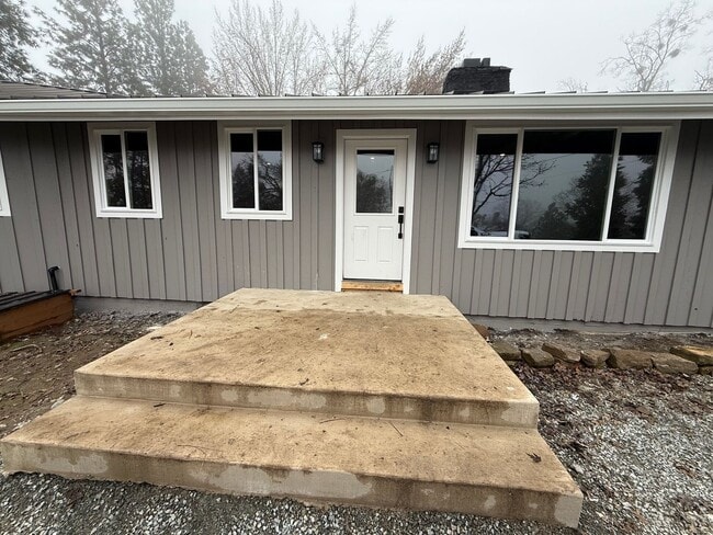 Building Photo - Fully Renovated- 4 bedroom 2 bathroom home