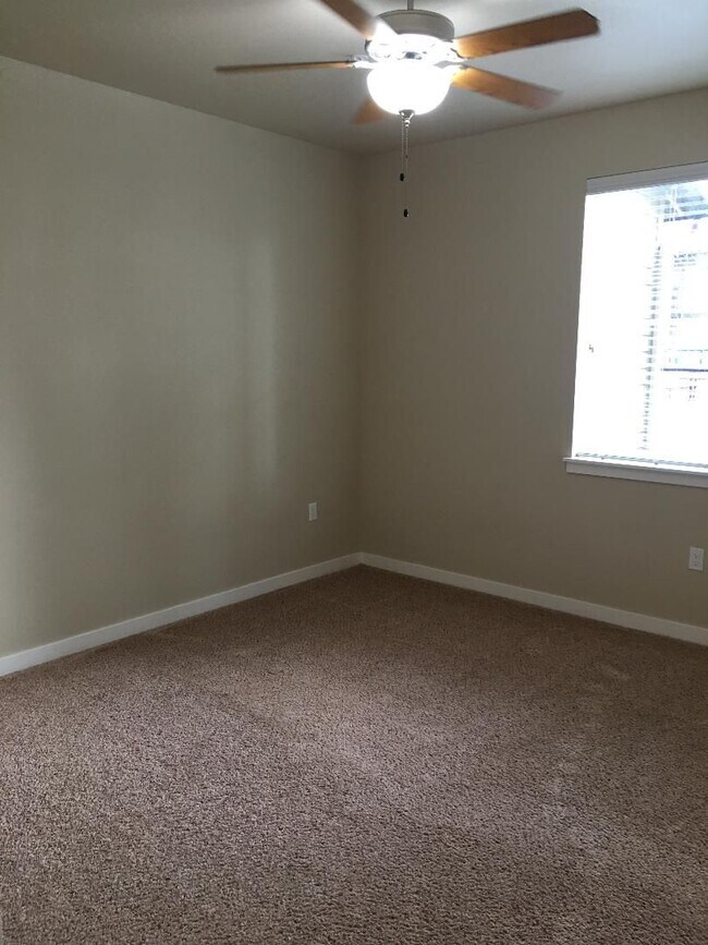 Building Photo - Come check out this 2 bedroom 2 bath with upscale interiors and open concept floorplan!