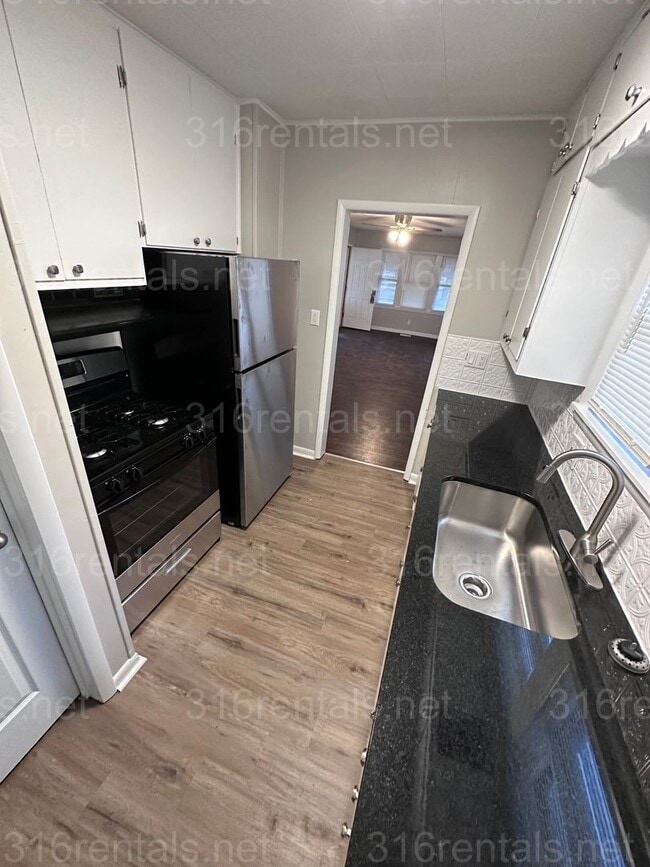 Building Photo - $1050 - 3 bedroom / 1 bathroom - Single Fa...