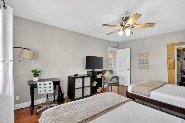Building Photo - 401 Golden Isles Dr