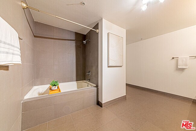 Building Photo - 1234 Wilshire Blvd