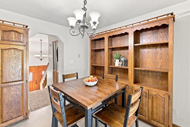 Building Photo - Beautiful 4BED/2BA Tri-Level Home in Widefield Country Club Heights