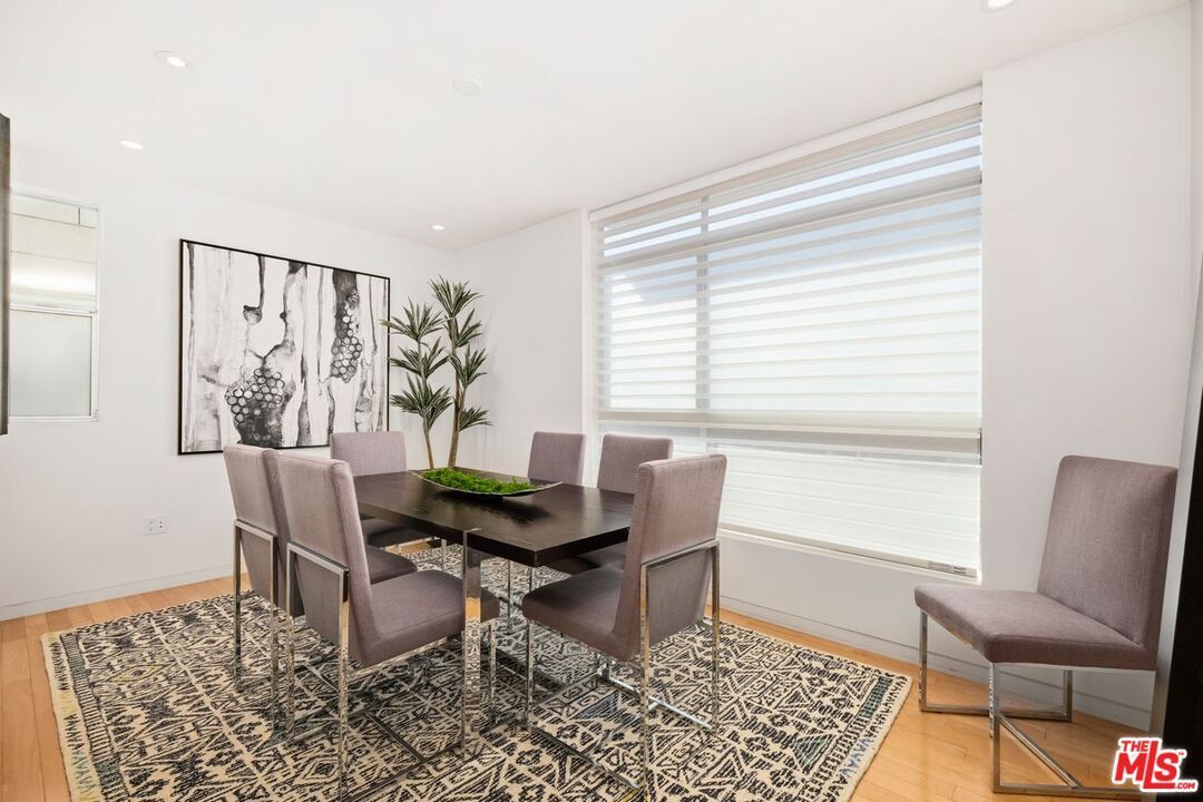 Building Photo - 742 N Hudson Ave