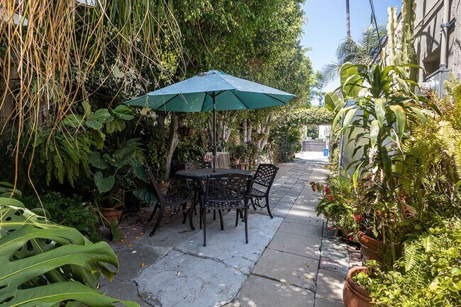 Building Photo - Warm & Welcoming Home Near Melrose with Room to Live, Work & Create