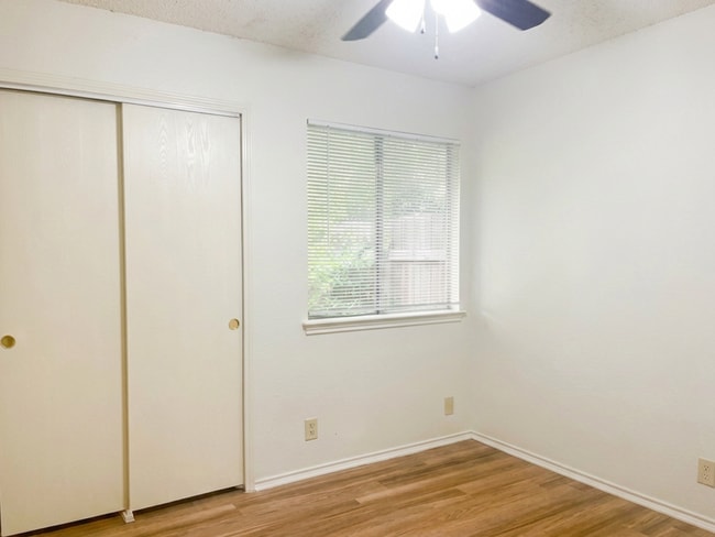 Building Photo - 8873 Meadow Trace St