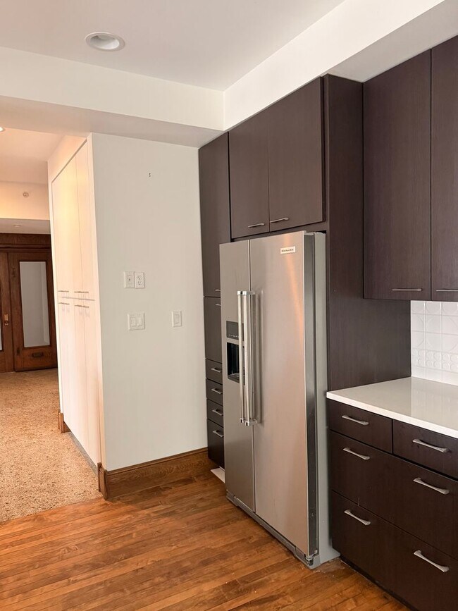 Building Photo - Beautiful and Spacious 3 BDRM 2 BATH Unit in the Heart of Public Square