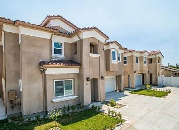 Building Photo - 606 E Orangewood Ave