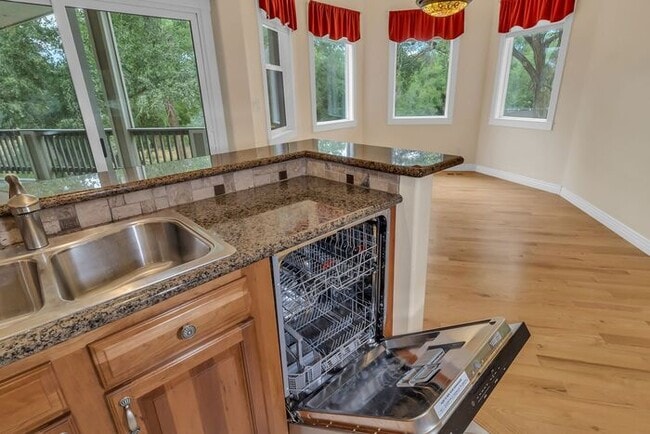 Building Photo - Beautiful and Spacious 4Bd 3.5Bath Home in...