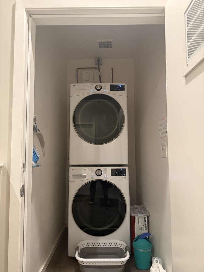 Building Photo - 562 29th St