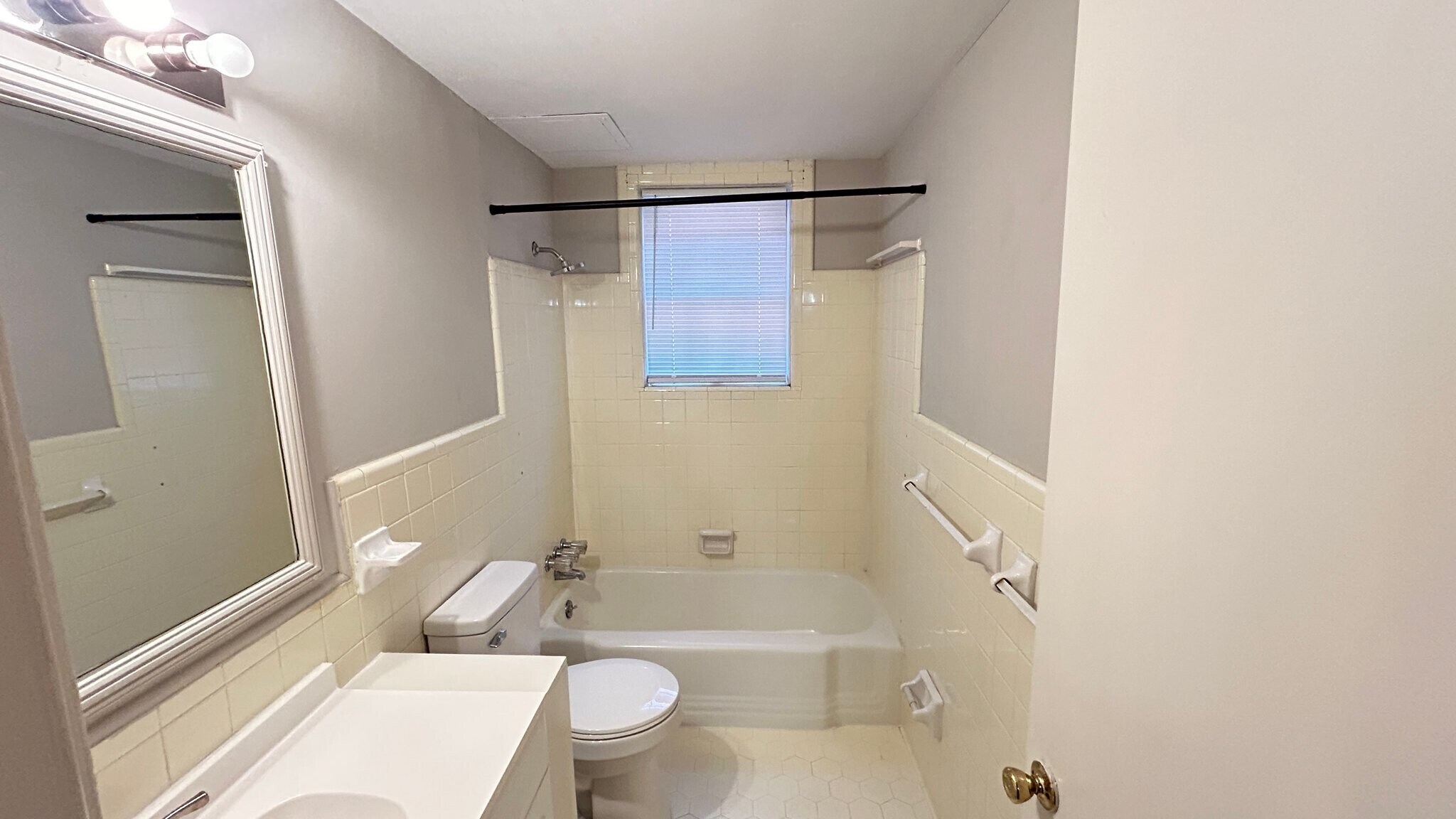 Building Photo - 2549 Glenmary Ave
