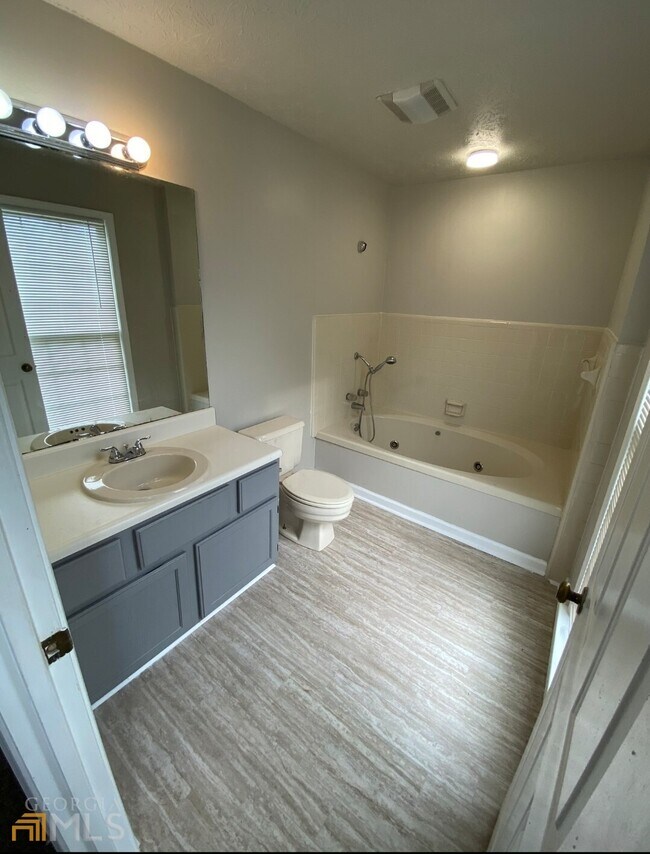 Building Photo - 2110 Country Walk Way SE