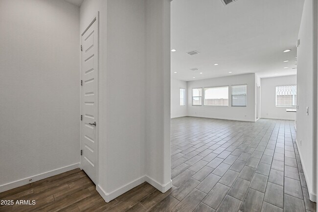 Building Photo - 14913 W Cottontail Ln