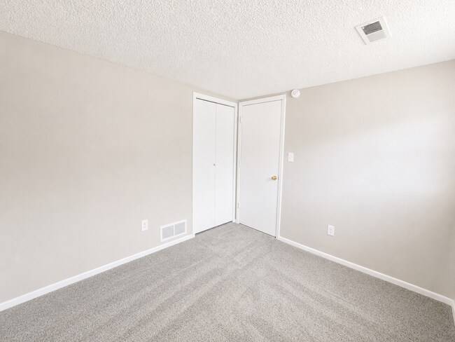 Building Photo - Spacious 3 Bed, 2 Bath Split-Level Duplex with Garage in Lee's Summit!