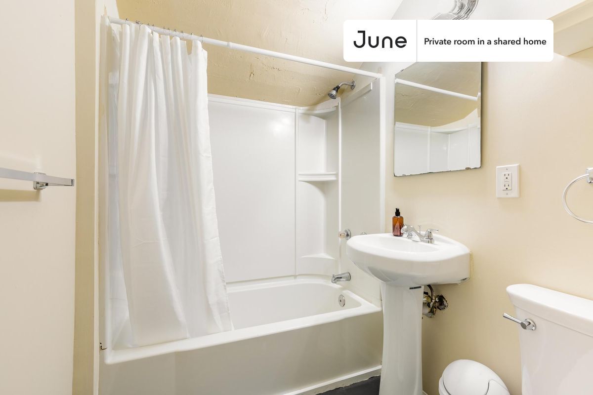 Building Photo - Room in Shared 4 bed/2 bath home in Dupont Circle