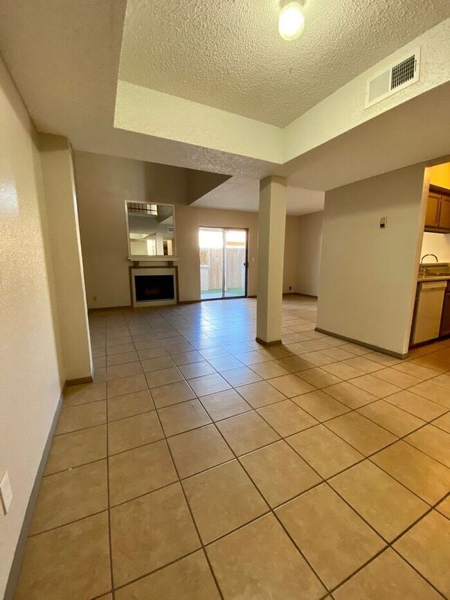 Building Photo - 2 Bedroom Townhome with Refrigerated Air