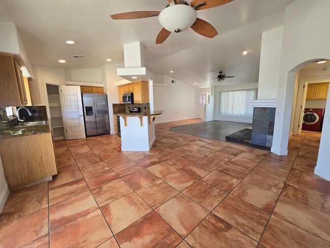 Building Photo - Beautiful, Huge 3 Bedroom in JT!!