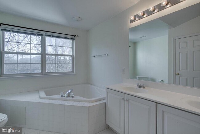 Building Photo - 6042 Blue Point Ct